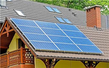 Tấm pin mặt trời đầu tiên có từ khi nào?